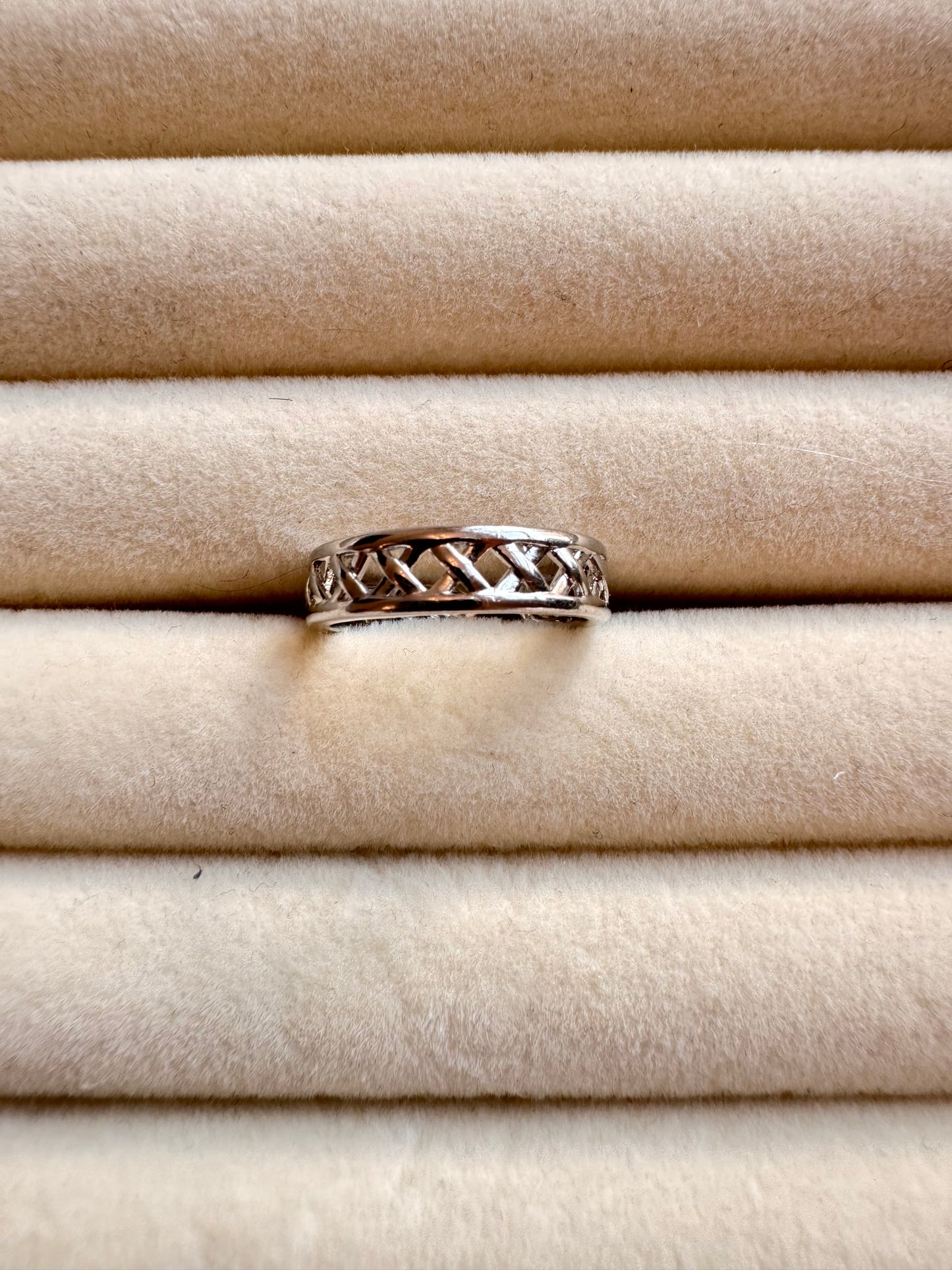Geometric Lattice Band Ring
