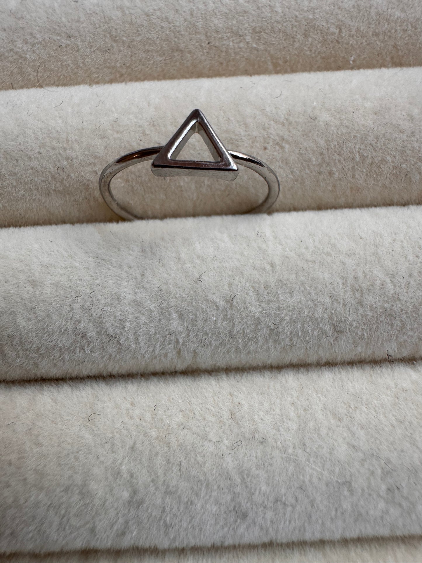 From desk to dinner—minimalism that speaks volumes