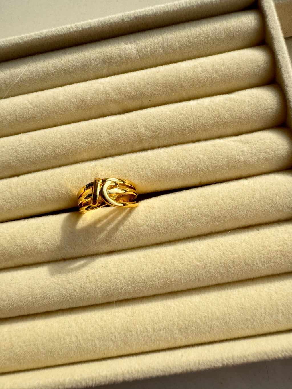Interlocked Knot Multi-Band Ring
