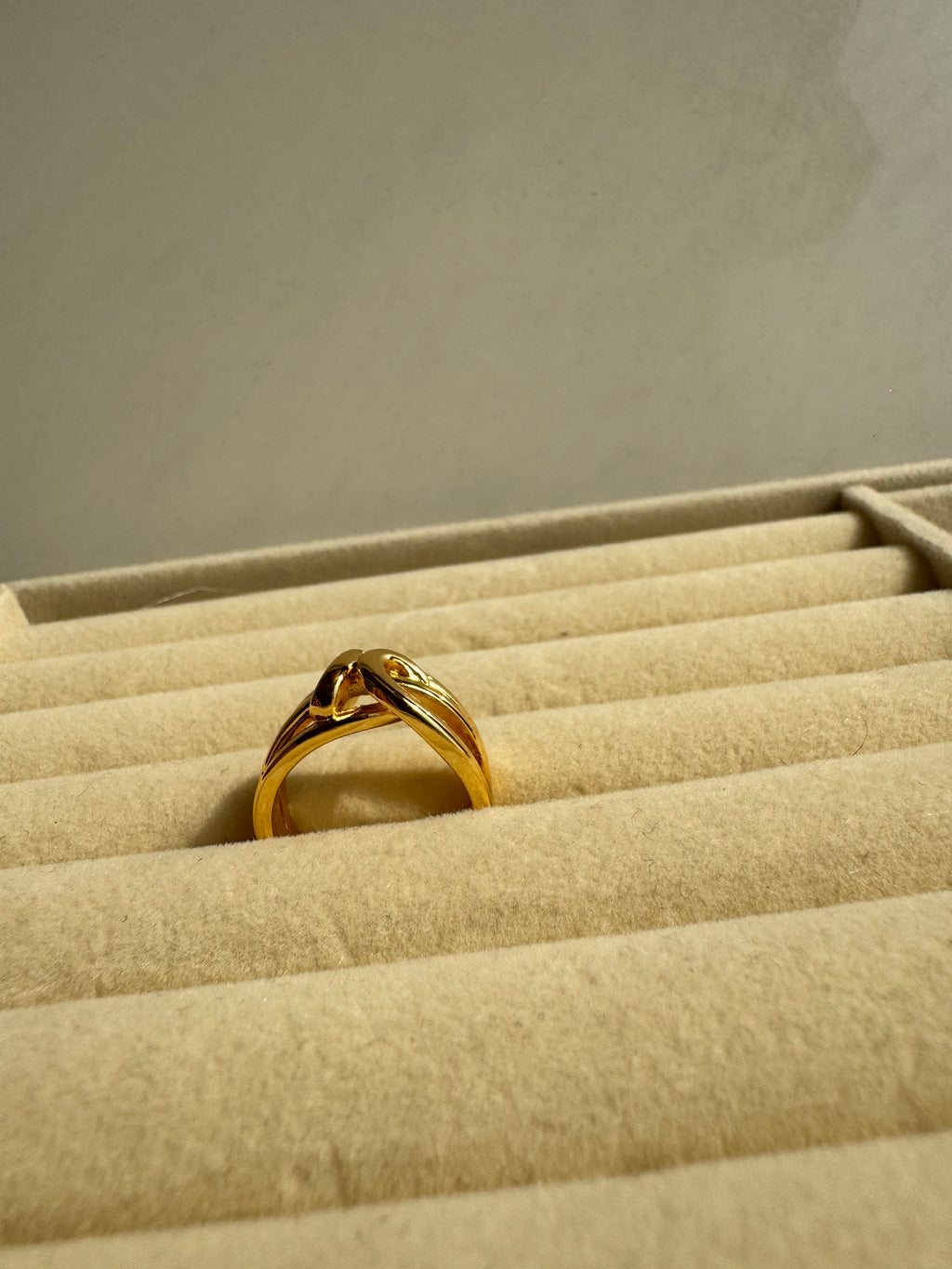 Interlocked Knot Multi-Band Ring