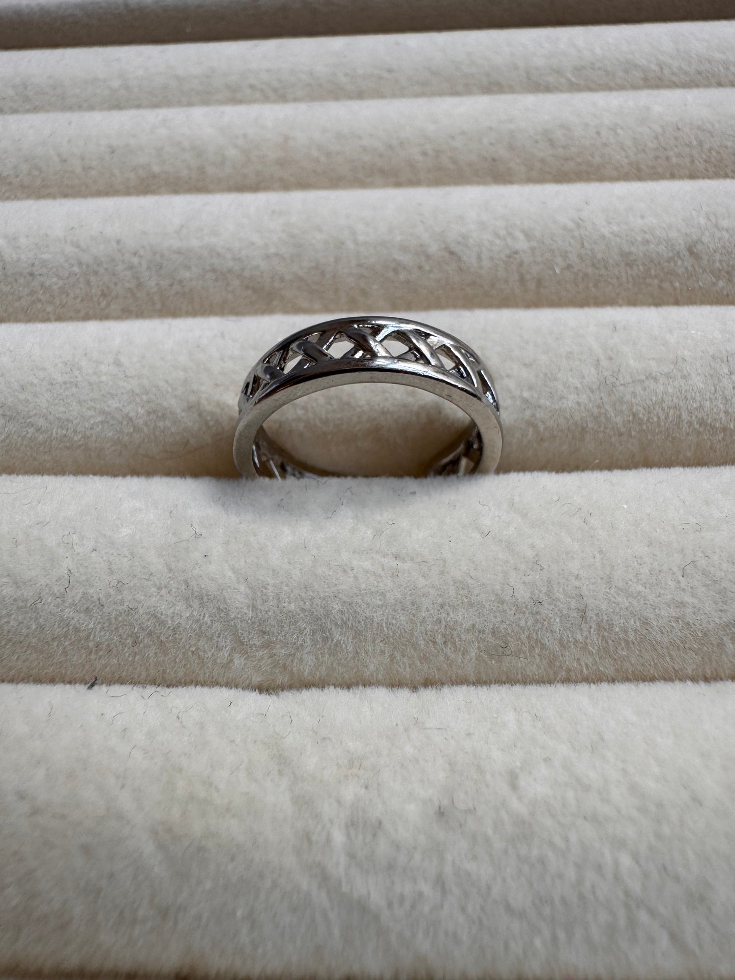 Geometric Lattice Band Ring