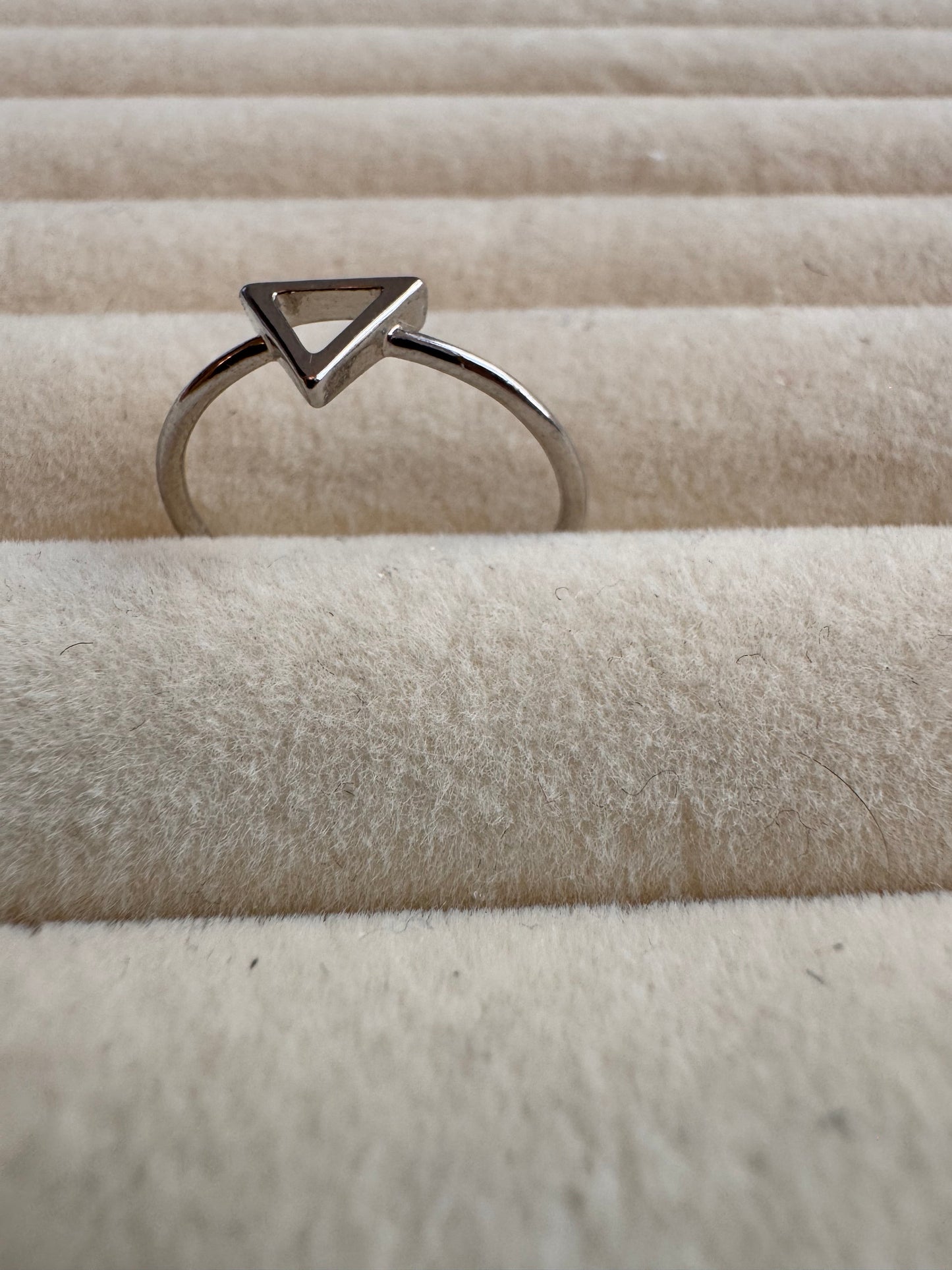 From desk to dinner—minimalism that speaks volumes