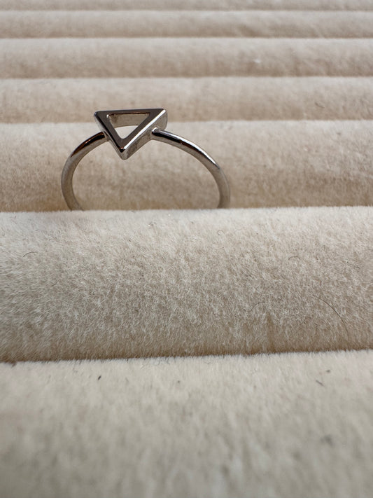 From desk to dinner—minimalism that speaks volumes