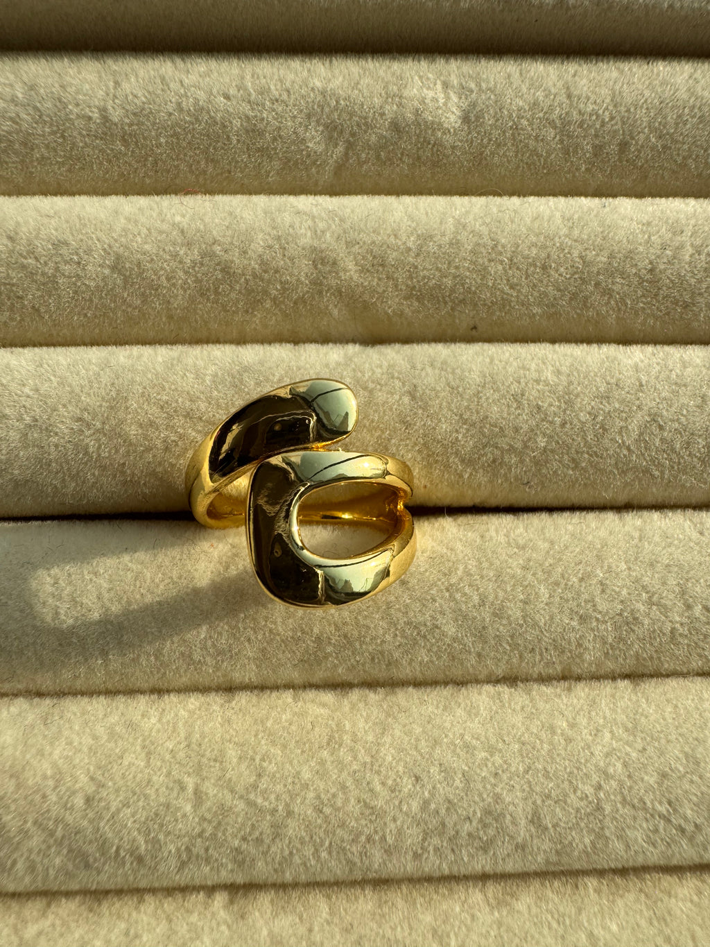 Sculpted Fluid Loop Statement Band
