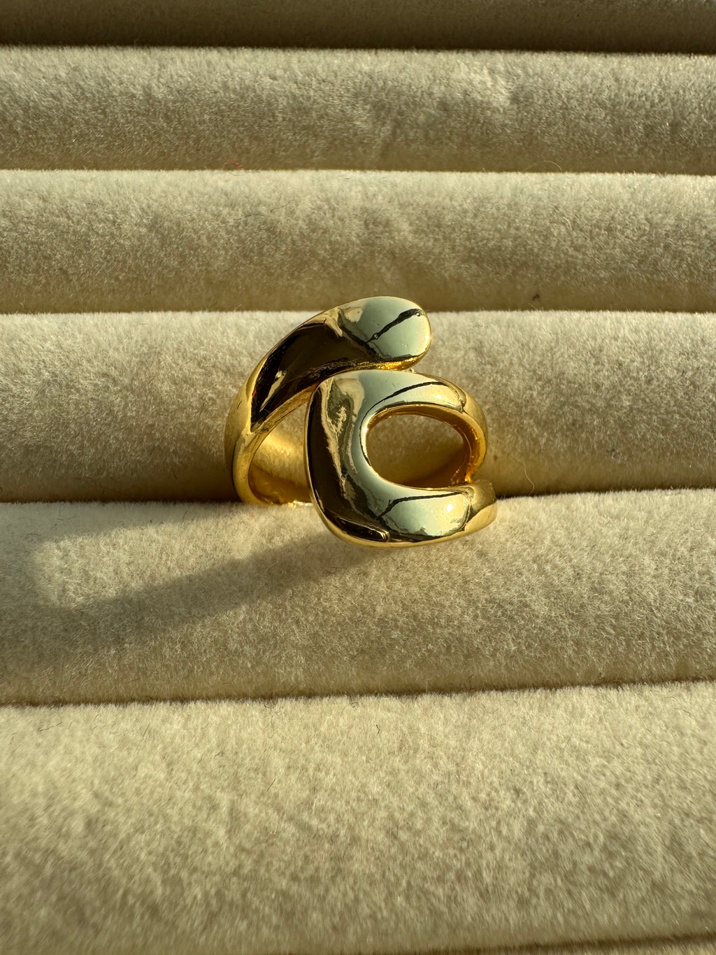 Sculpted Fluid Loop Statement Band