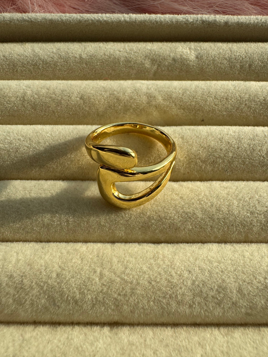 Sculpted Fluid Loop Statement Band
