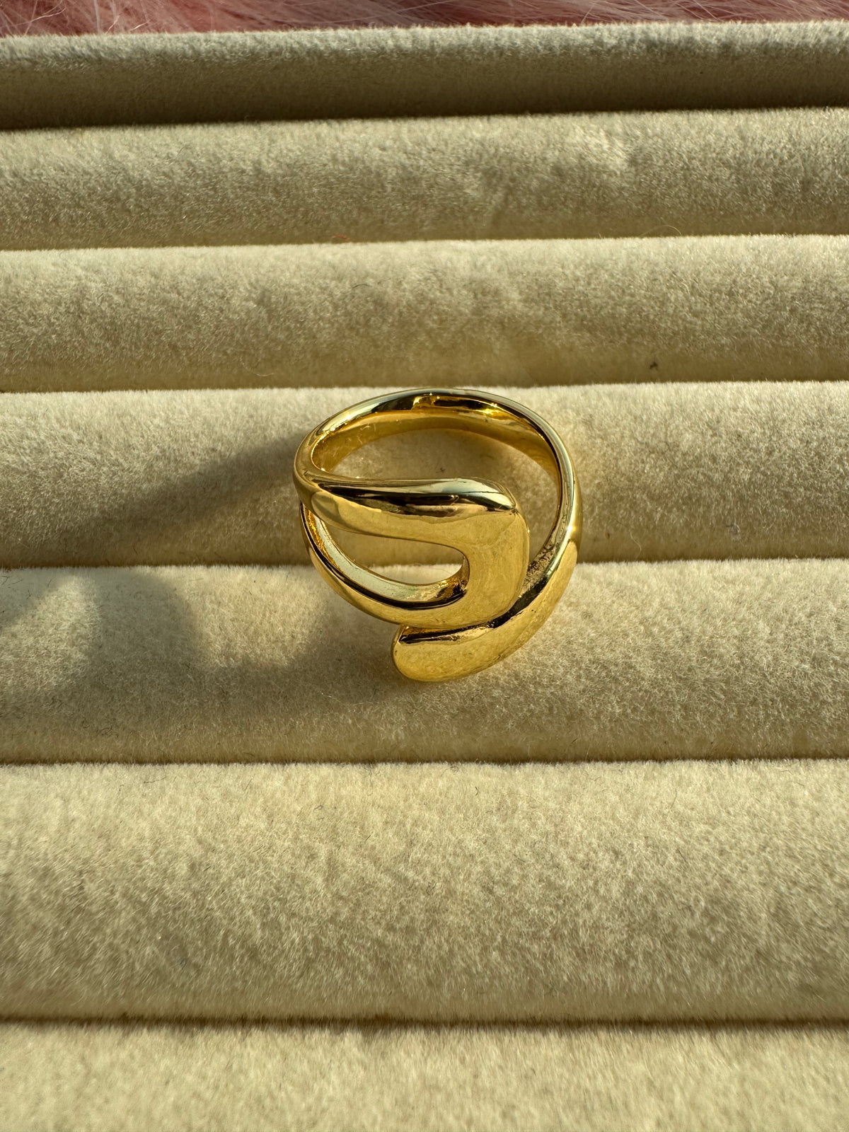 Sculpted Fluid Loop Statement Band