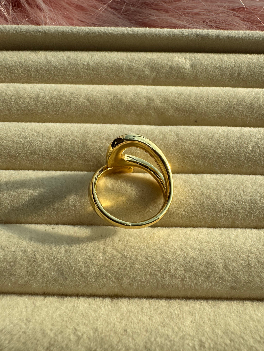 Sculpted Fluid Loop Statement Band