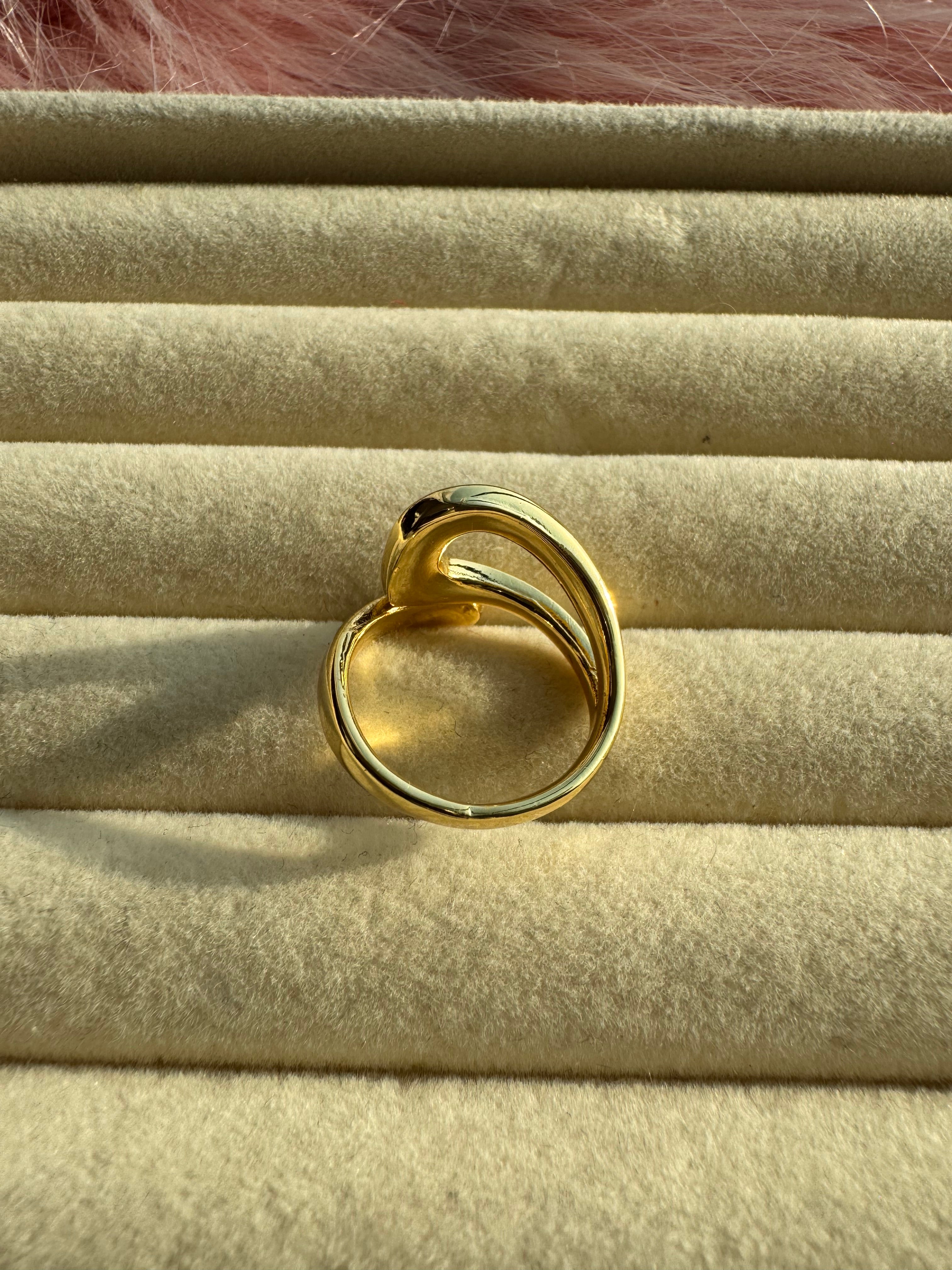 Sculpted Fluid Loop Statement Band