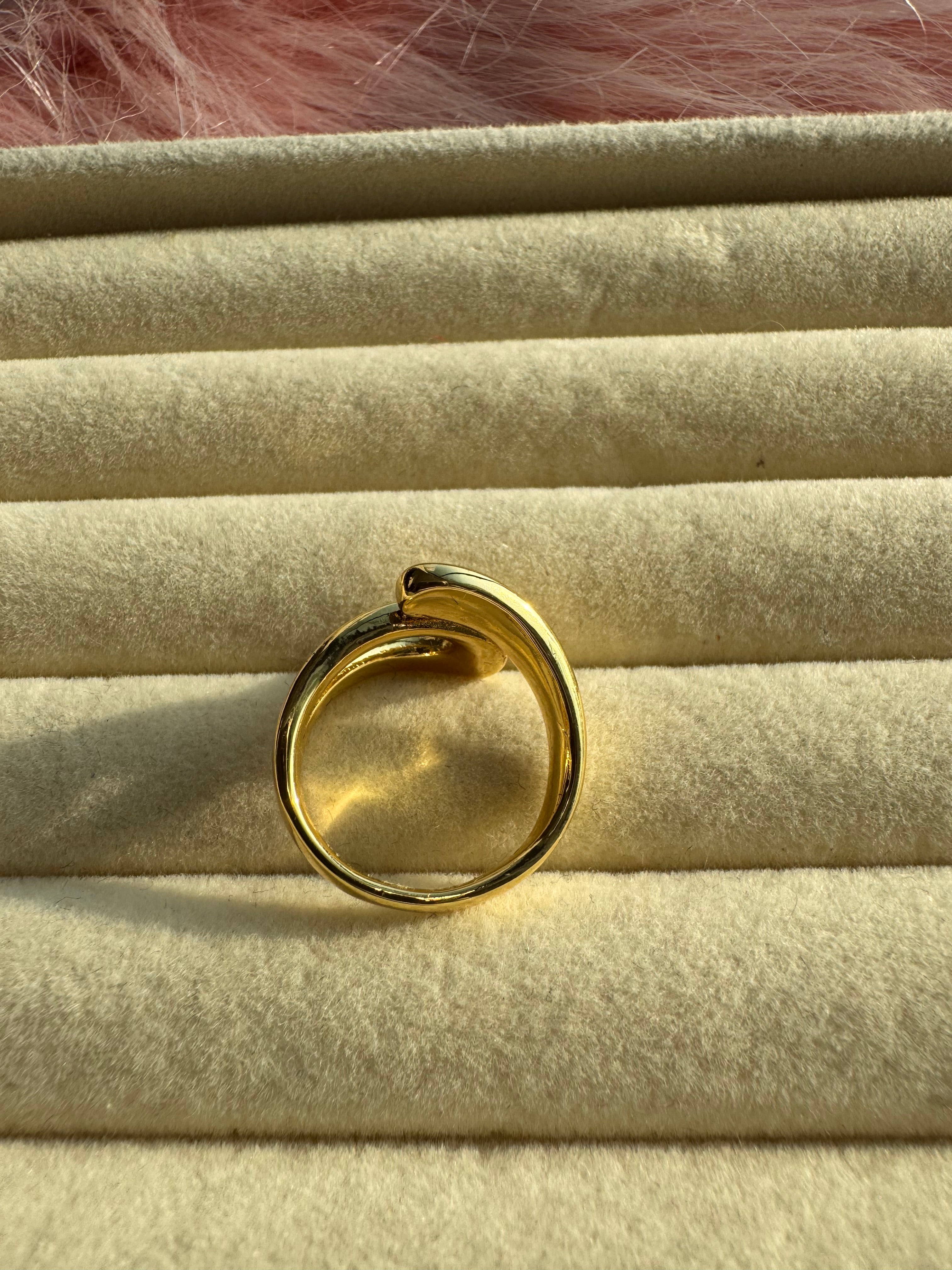 Sculpted Fluid Loop Statement Band