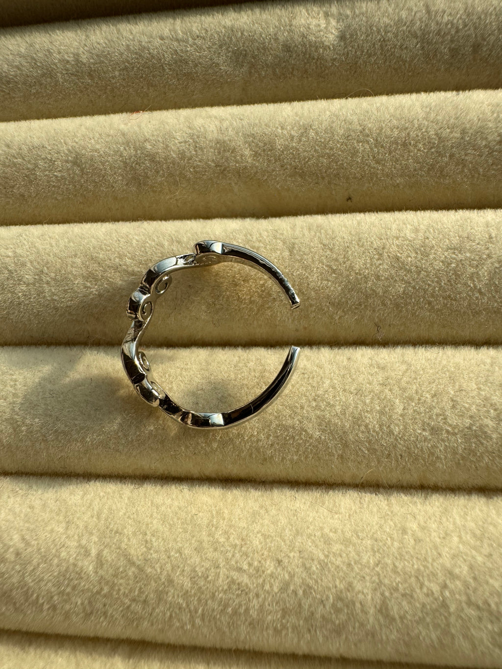 Sculpted Spiral Wave Band
