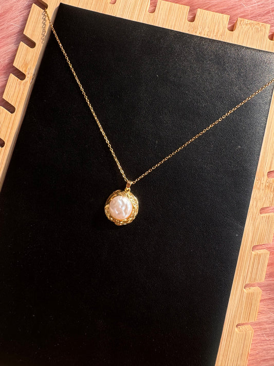 Vintage Pearl Medallion Necklace – Gold